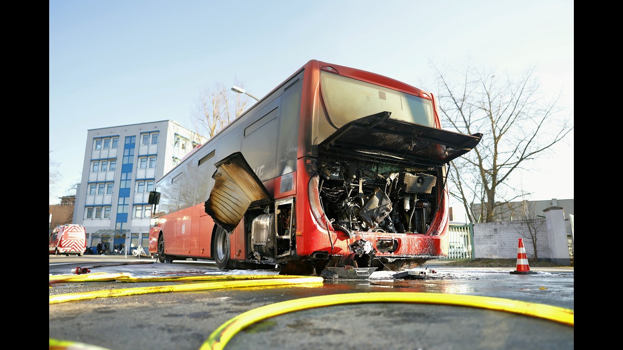 Bus stand in Flammen: Feuerwehr kann Brand löschen