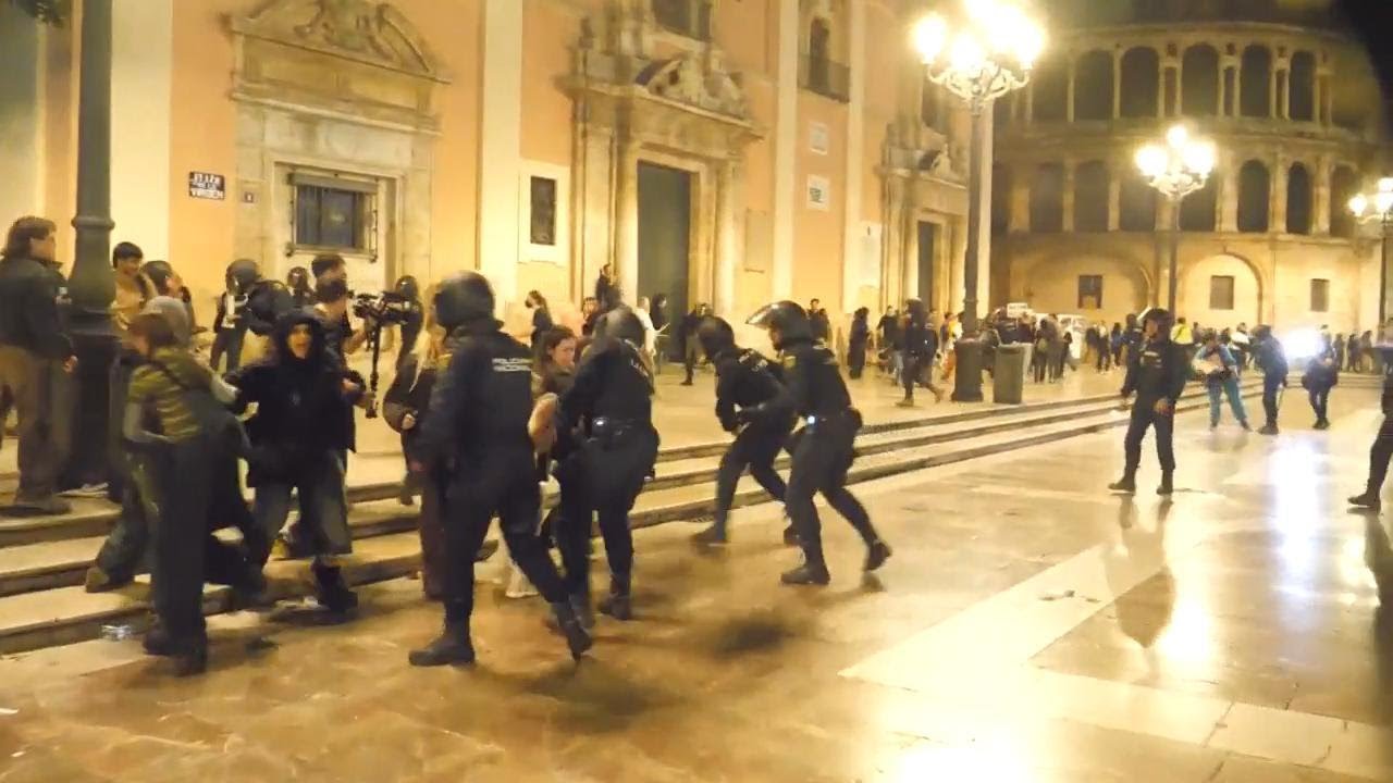 Clashes erupt in Valencia at the end of mass protest calling for the resignation of regional leader