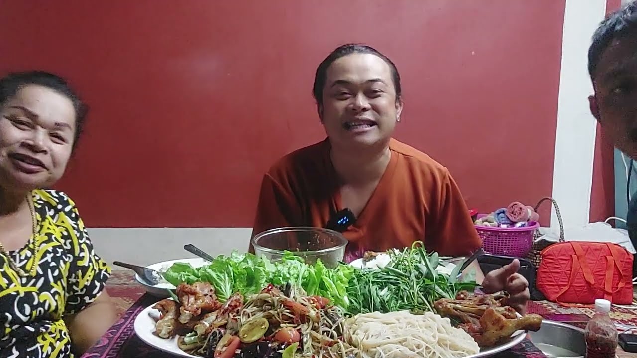 ส้มตำเผ็ดๆขนมจีนของสาวเฉิ่มอร่อยสุดๆเมื่อกินคู่กันแม่ก็แซ่บสุดๆ