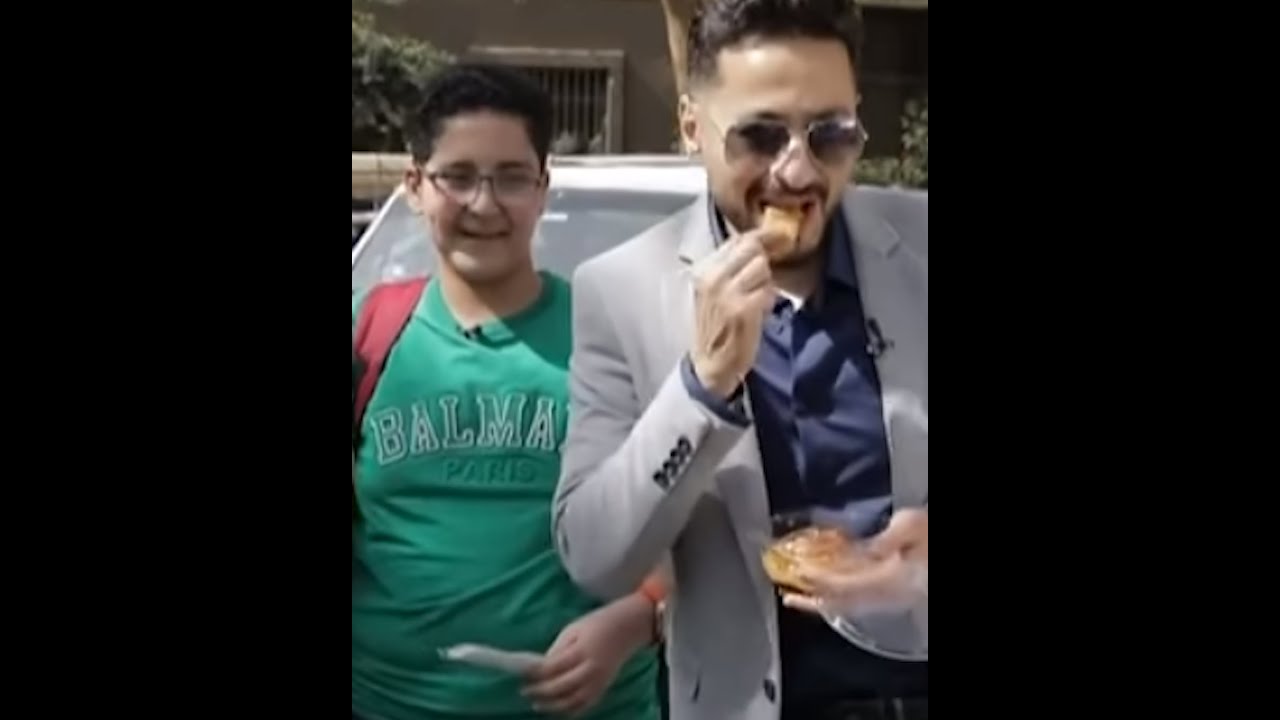حمادة هلال يجبر بخاطر طفل يساعد والدته في بيع الدونتس