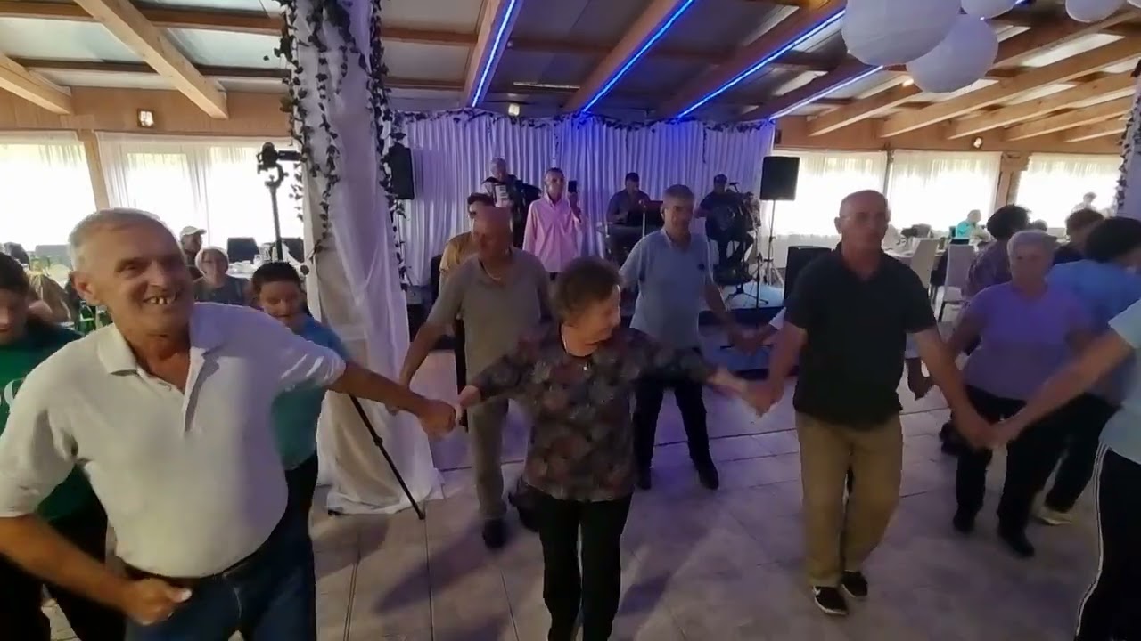 Narodno kolo na izletu umirovljenika iz Viteza na Vlašiću 31.8.2023.