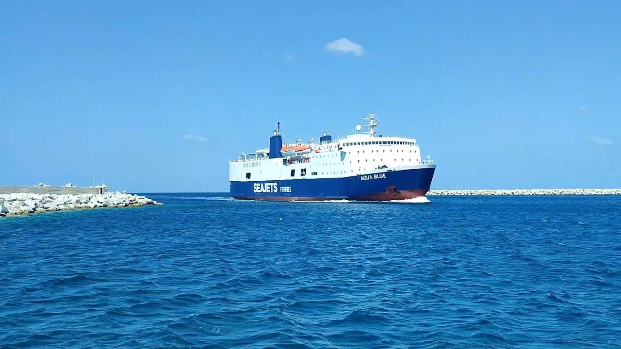 AQUA BLUE: Άφιξη & Αναχώριση απο το λιμάνι της Μύρινας.