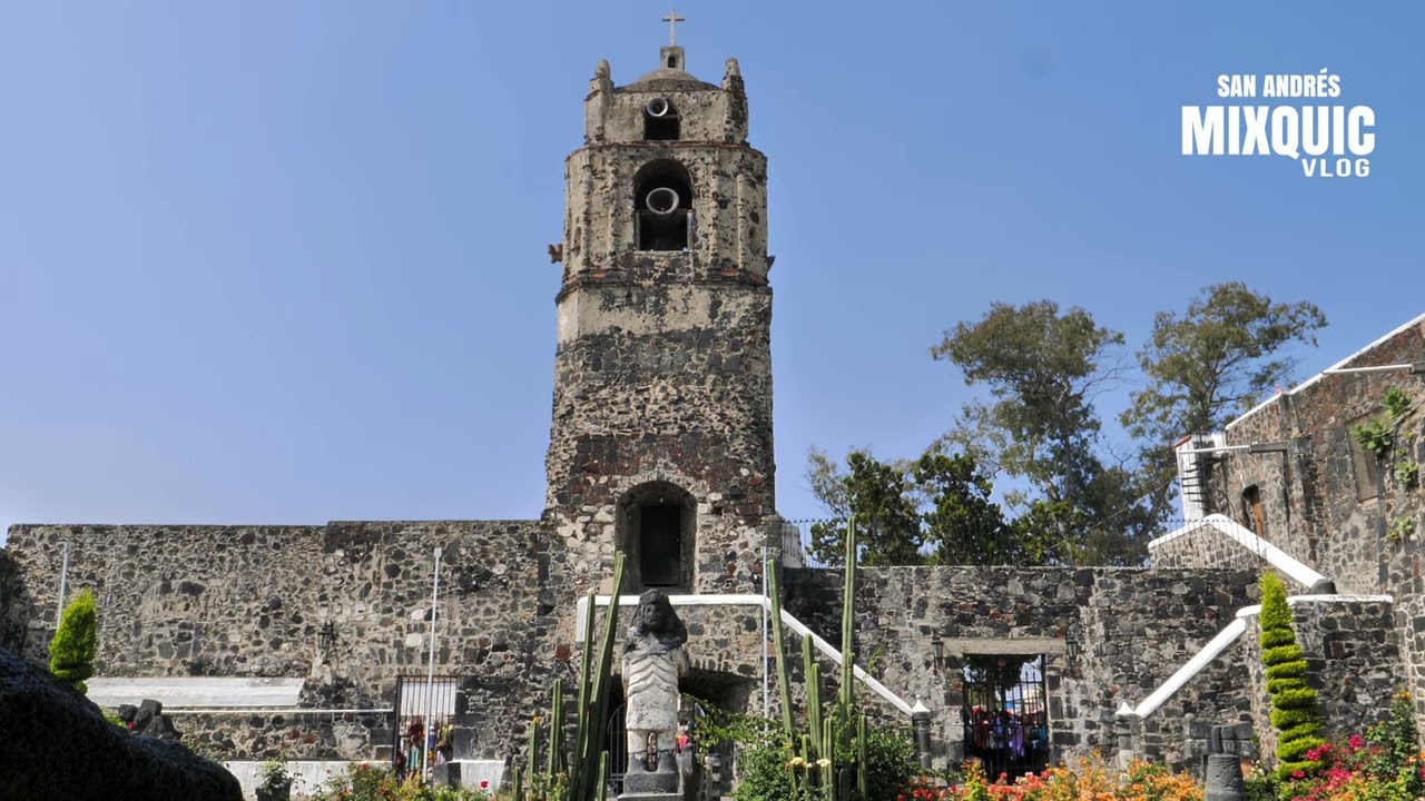 El repique de campanas en la celebración del dia de muertos, campanario de San Andrés Mixquic CDMX.