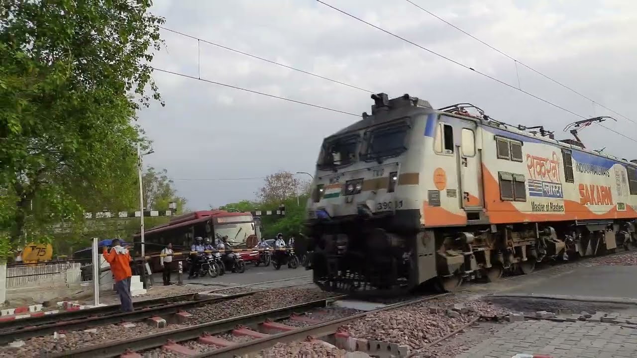 FLAT 110 KMPH | Ajmer Shatabdi Express crossing at full MPS