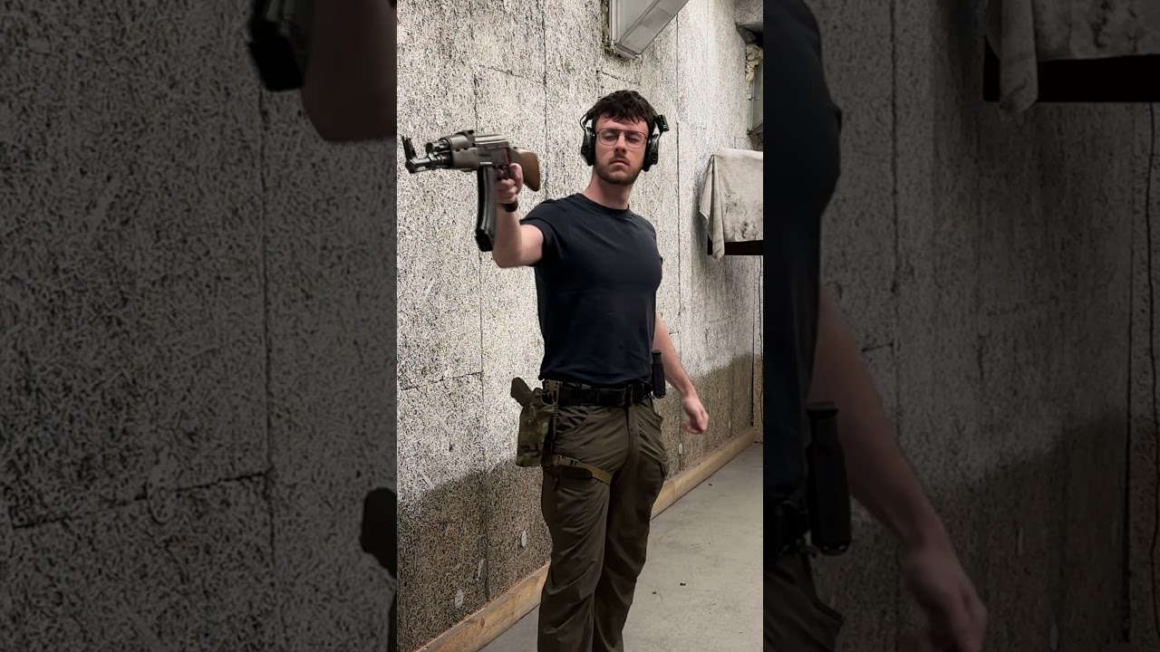 Vakt&ouml;lt&eacute;nyes kalashnikov.