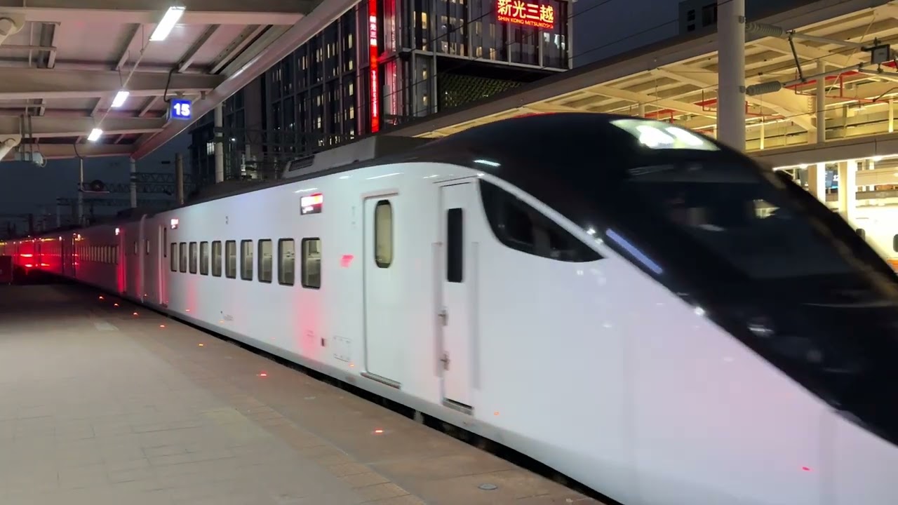 EMU3000 323次自強號(Tze-Chiang)進入新左營站(EMU3140)