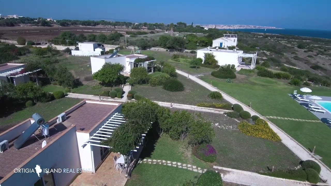 video Ville per vacanza complesso alberghiero fronte mare nell'Area Marina Protetta del Plemmirio