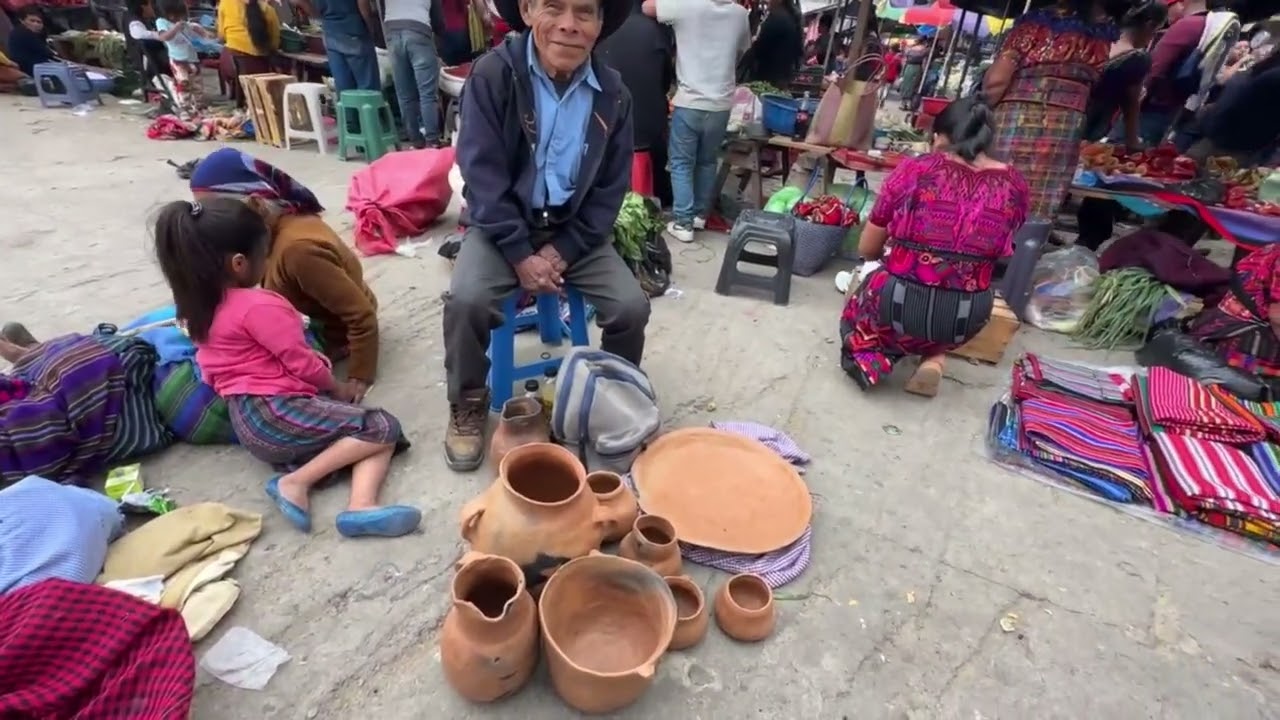 Aquí ayudándole a la gente en quiché ￼