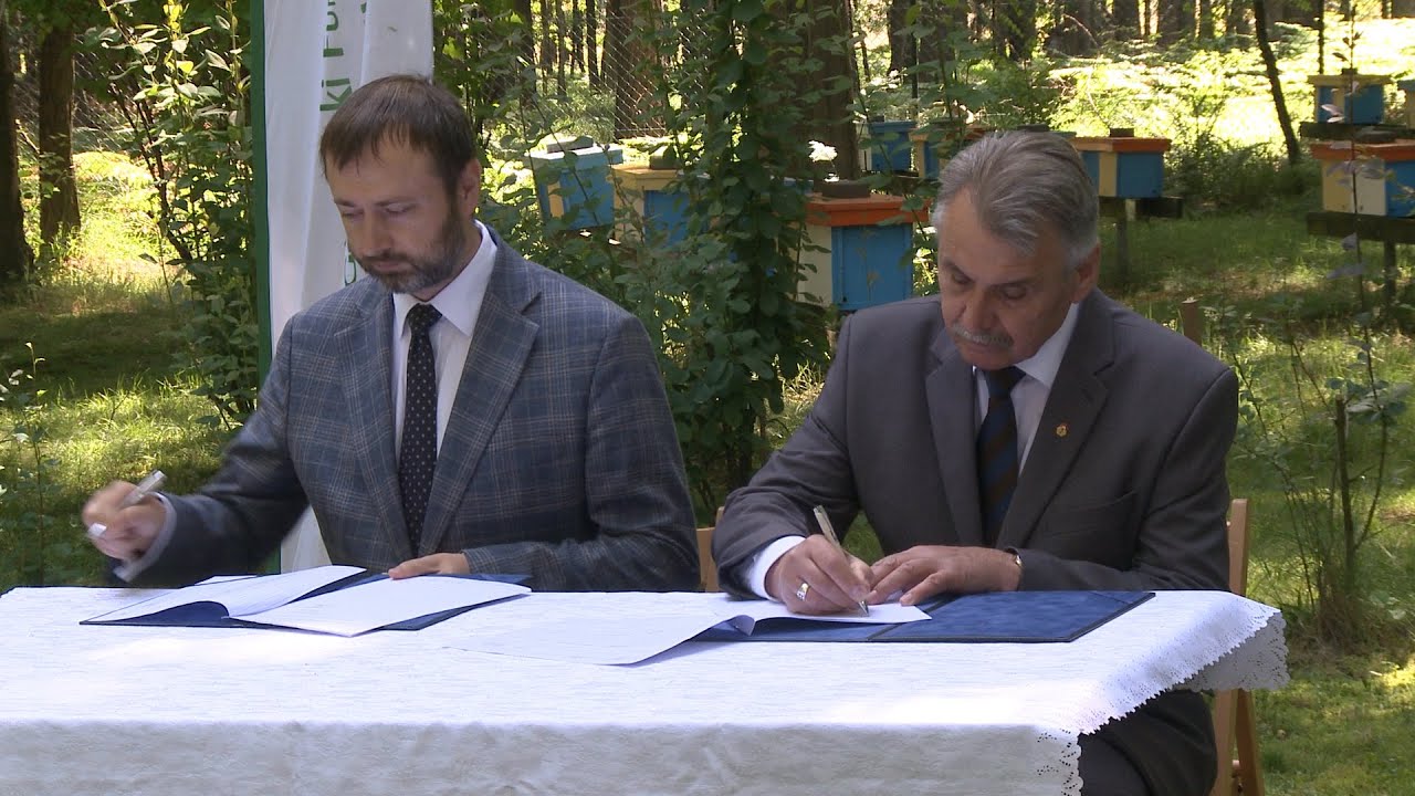 Podpisanie umowy między WFOŚiGW a Śląskim Związkiem Pszczelarzy