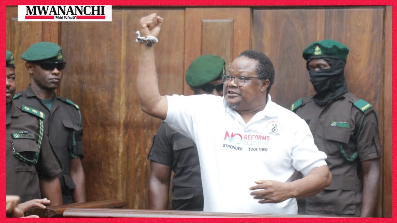 ALICHOFANYA TUNDU  LISSU BAADA YA KUINGIA MAHAKAMANI LEO