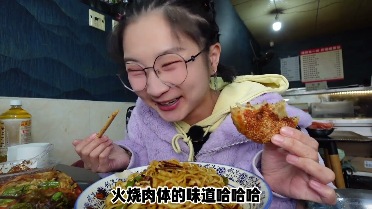 _ Strolling and Eating in Baoding _ Freshly baked crispy pancakes can hold the entire univ