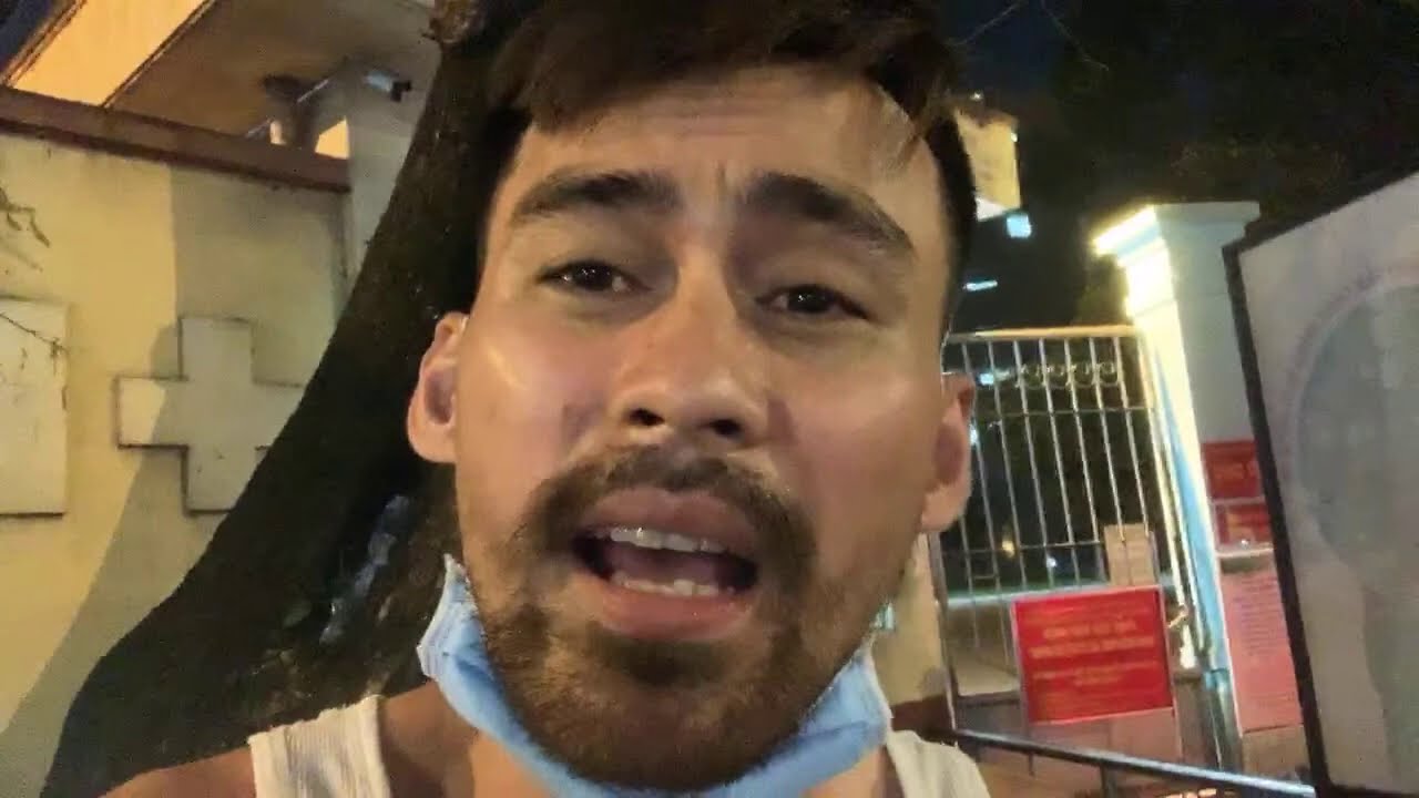 Giờ Này Vẫn Còn Ngồi Ngoài Cổng Bệnh Viện 😢