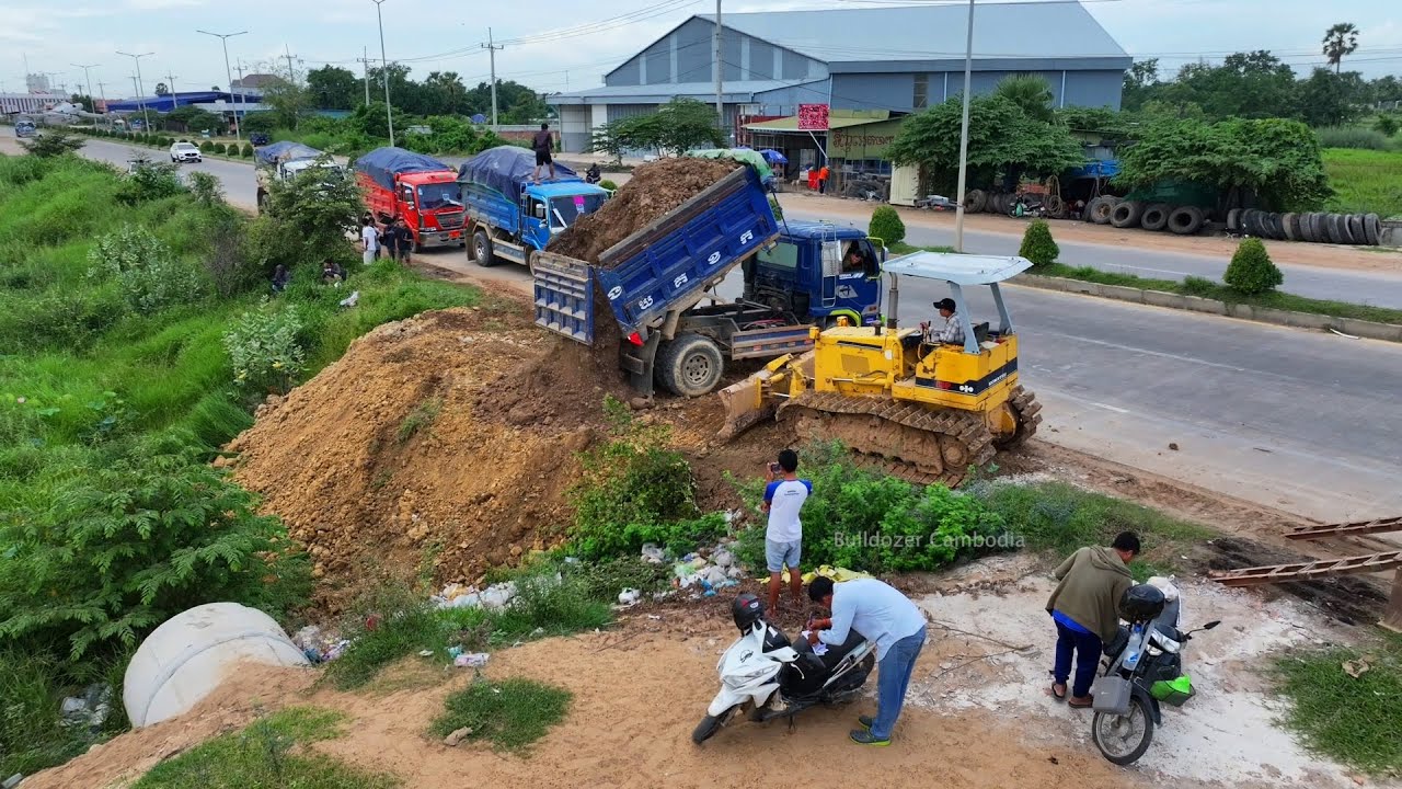 Amazing bulldozer!! skill pushing soil filling land with dump trucks