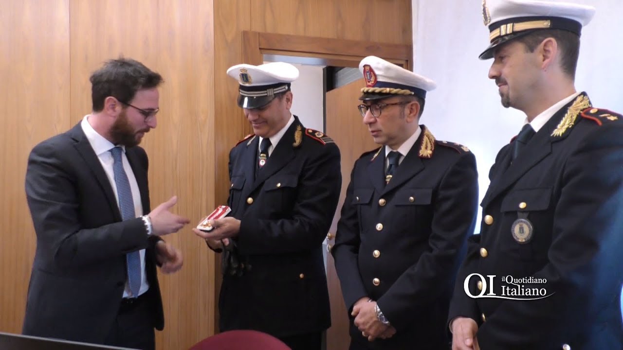 Casamassima, sfidano le fiamme e salvano due ragazzi: encomio agli eroi della Polizia Locale