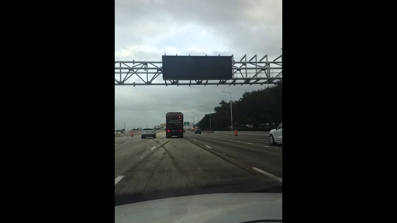 World Waste truck spreading garbage all over Miami