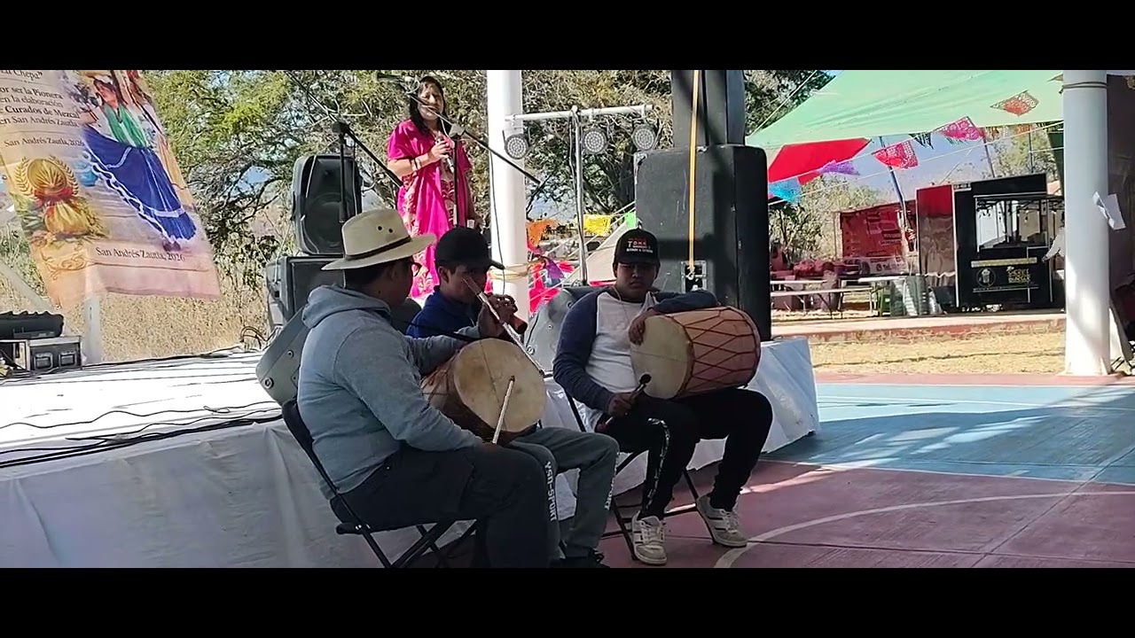 Tradicional chirimia en la 8a Feria del Curado del Mezcal en San Andrés Zautla, Oaxaca.