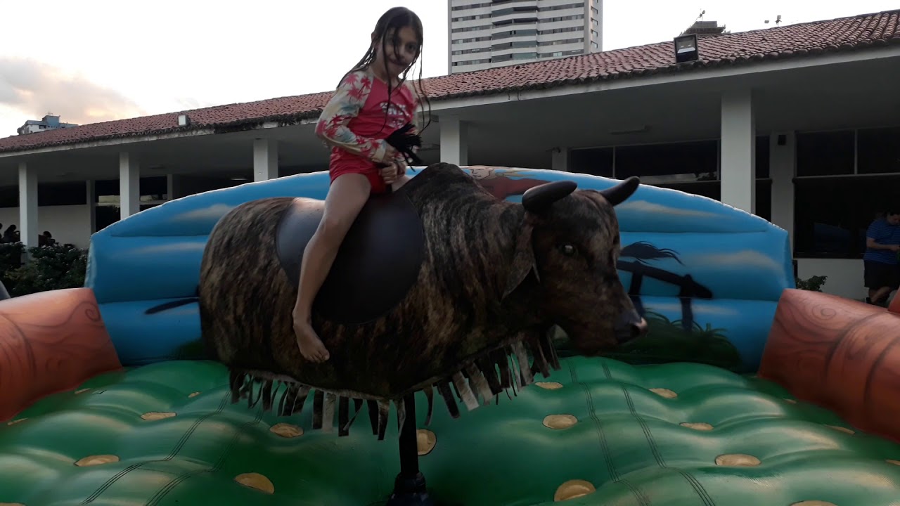 Brincando no touro mecânico
