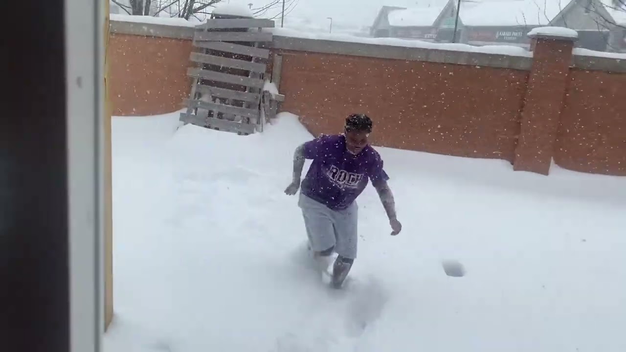 public warns heavy snow..🇨🇦🇯🇲 playing in the snow