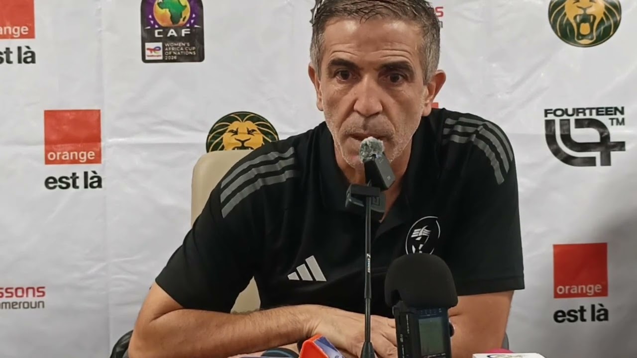 BENSTITI FALID, Coach de l'Alg&eacute;rie &agrave; la conf&eacute;rence de presse d'apr&egrave;s match