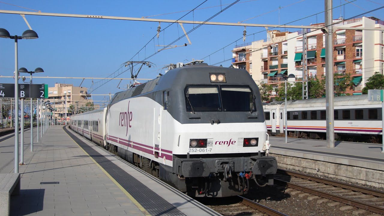 Renfe 252 Locomotives at Tarragona & Barcelona Sants - 8/7/23
