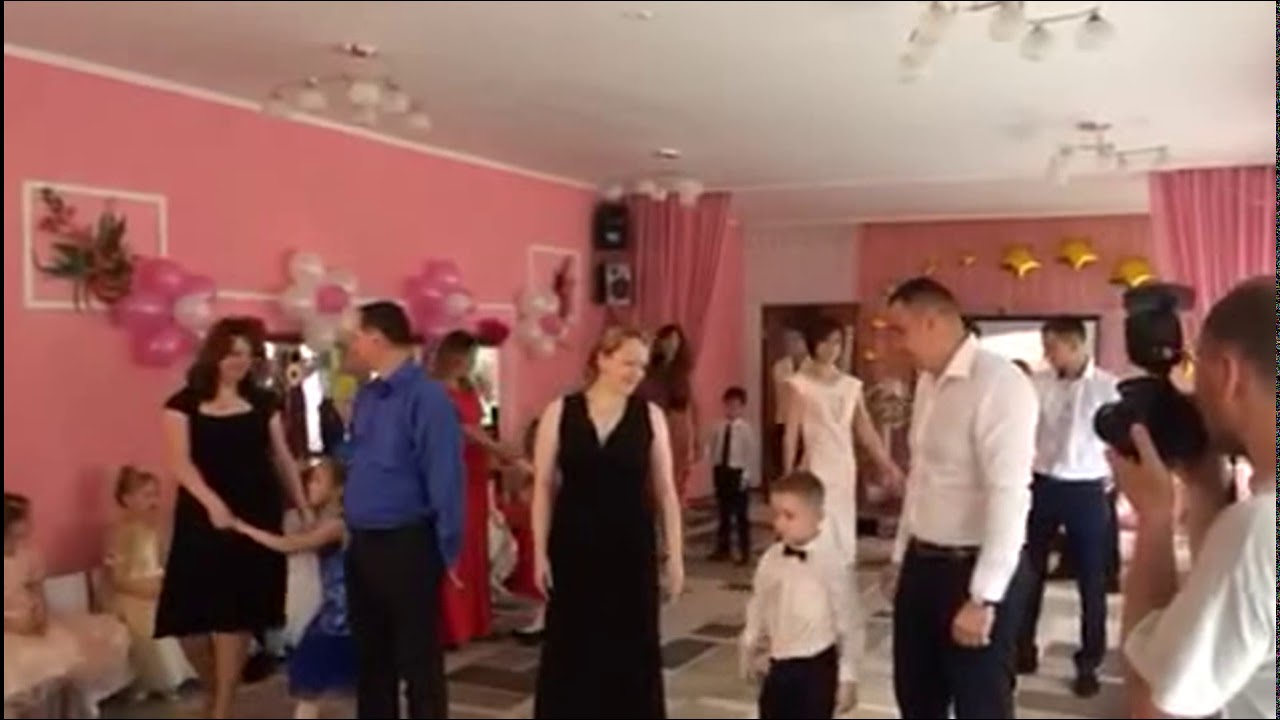 Танець на випускному 