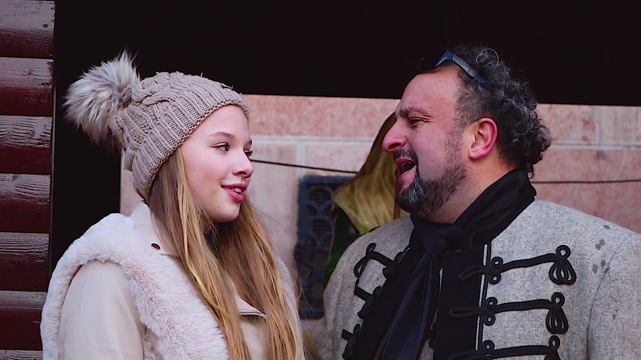 Szerekov&aacute;n J&aacute;nos and Dajka B&iacute;bor Csillag sings Feliz Navidad