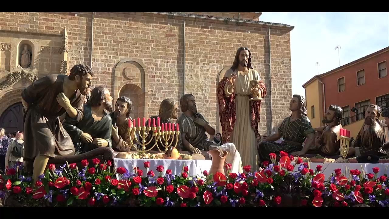 Andalucía en Semana Santa | La Santa Cena de Linares procesiona en horizontal y sobre el chasis ...