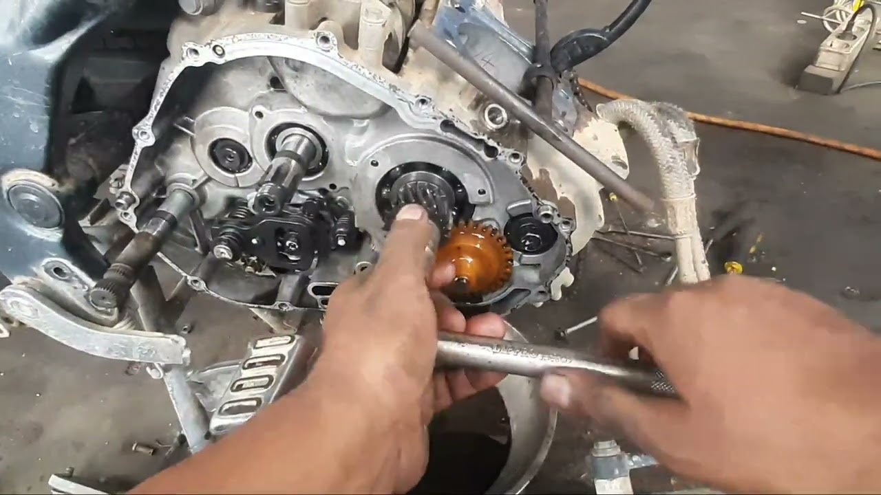 Cara Bongkar dan Lepas Bagian Kopling Satria Fu 150cc