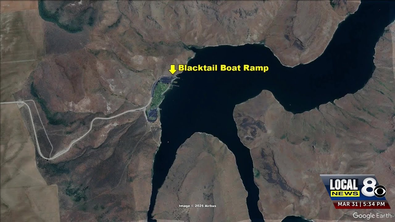 Man makes it to shore after his kayak capsizes