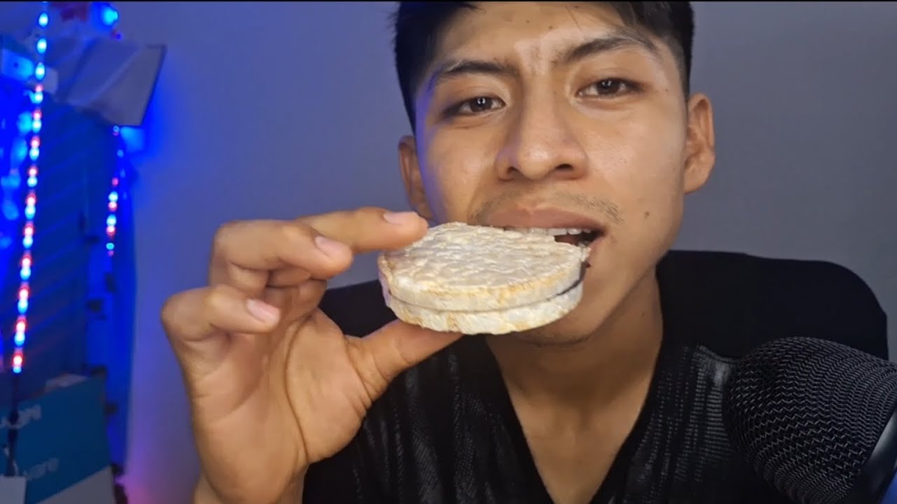 ASMR COMIENDO GALLETAS DE ARROZ RELLENAS DE CHOCOLATE