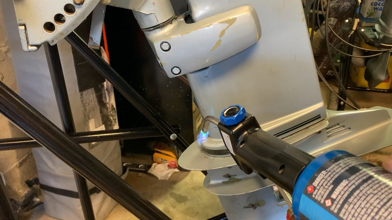 Corroded STUCK gearcase removal 30hp Evinrude
