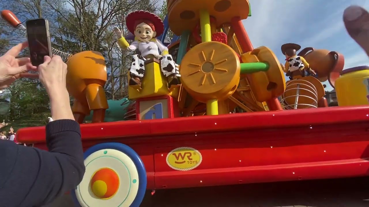Disneyland Paris parade is amazing and incredible love it
