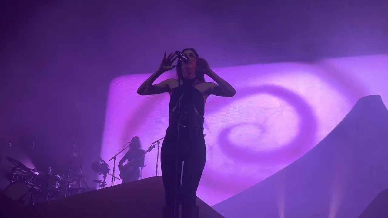 CAROLINE POLACHEK - Billions - Spiraling Tour - live Paris @ Salle Pleyel - 18 Feb 2023