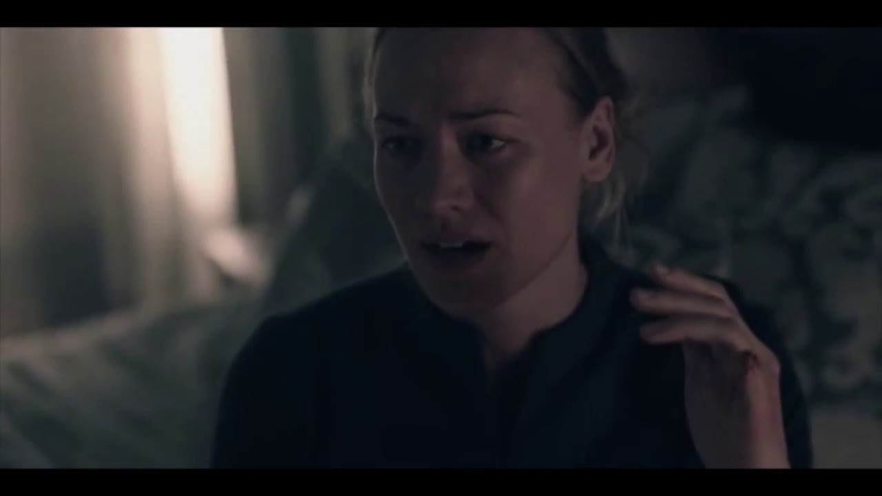 The Handmaid's Tale 2x13 - June comforts Serena after her finger got cut off