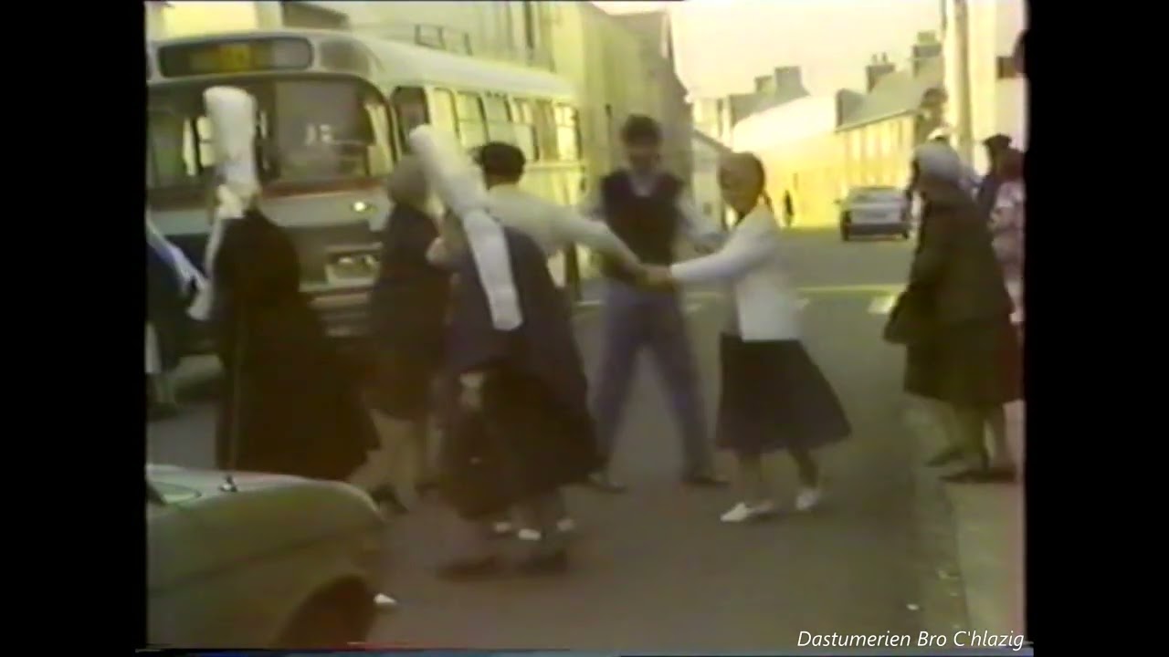 Danse et musique bretonne : 2ème jabadao bigouden filmée à Penmarc'h par Serge Moëlo (1982)