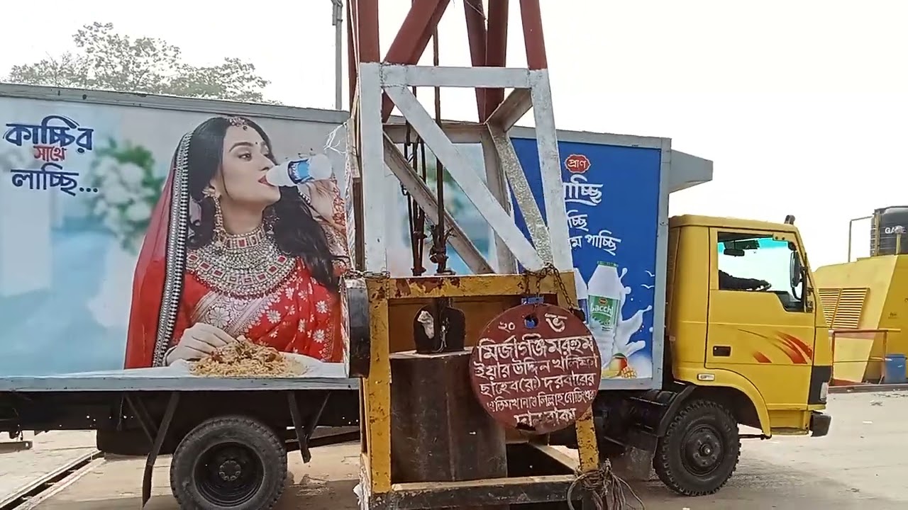 ফেরীতে গাড়ি ওঠা নামার দৃশ্য। মীরগঞ্জ ফেরিঘাট, মুলাদী উপজেলা, বরিশাল।২৬ জানুয়ারী ২০২৪।