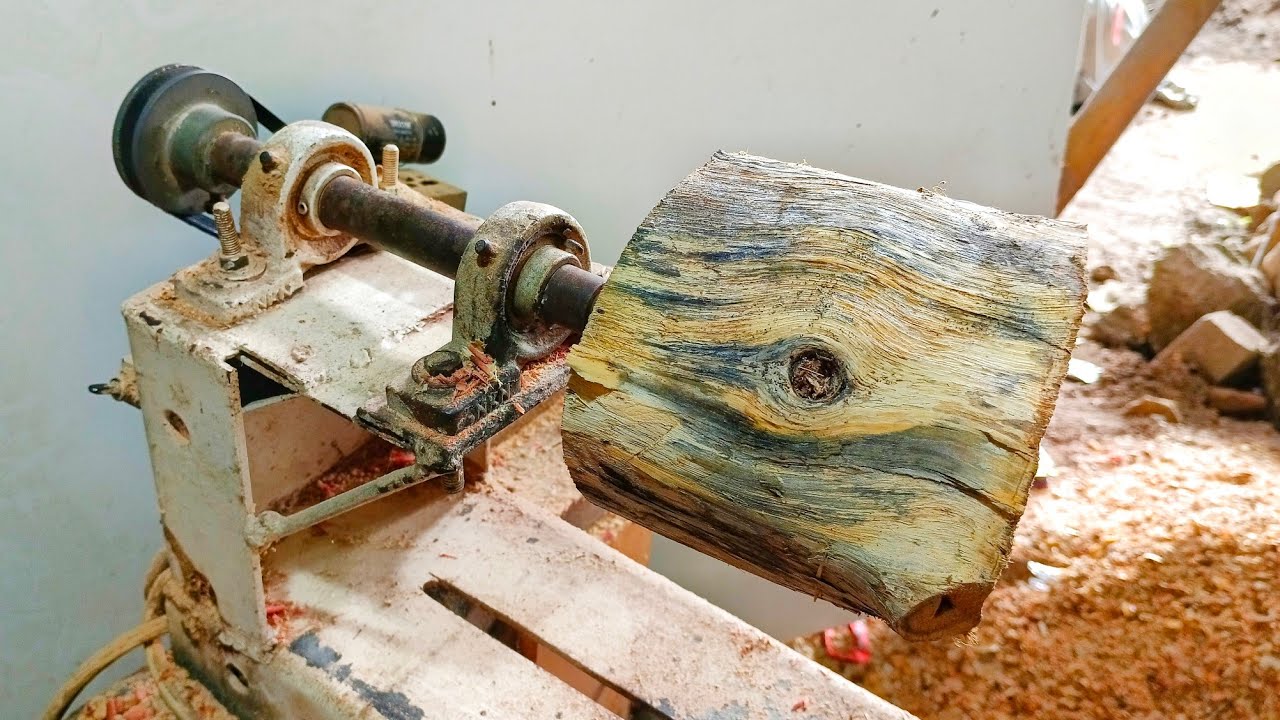 Bagaimana Tukang Bubut Kayu Membuat Cobek Dengan Mesin Bubut Rakitan