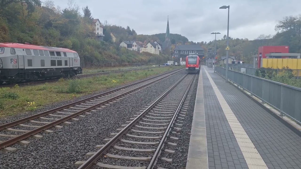 Ein Bauzug und Regelzüge in  Lüdenscheid Brügge Westfalen Oktober 2025