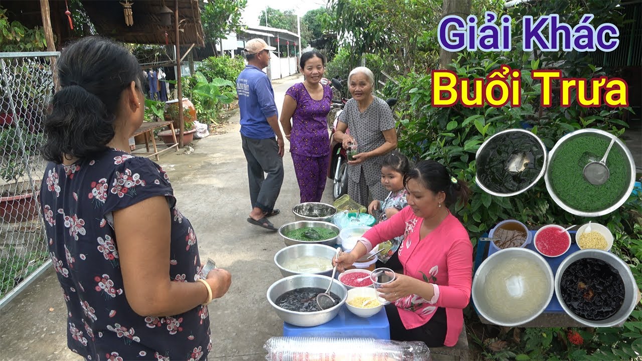 Trưa Bài Gian Hàng Giải Khát Ra Cặp Lề Đường Bán Cả Xớm Xúm Lại Mua Làm Không Kịp Bán\DD ĐQ#332