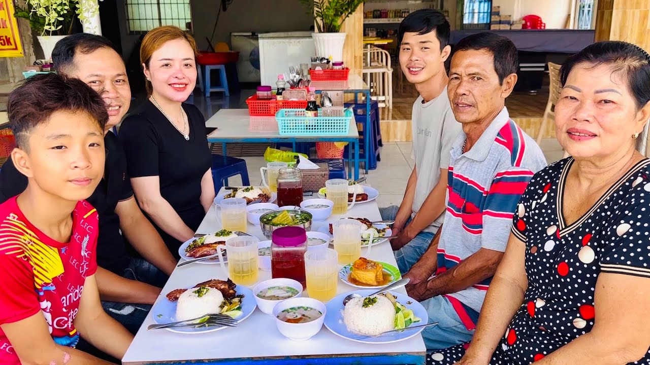 Cơm Sườn Cọng Nướng Đổi Gi&oacute; Dẫn Gia Đ&igrave;nh Đi Ăn Ngon Một Bữa /at6n