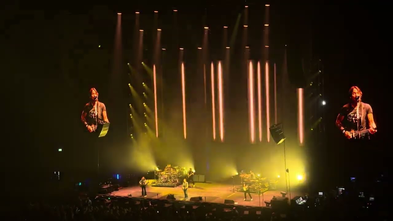 Keith Urban 	Long Hot Summer (met snippet van “Is This Love”) C2C Glasgow 2026