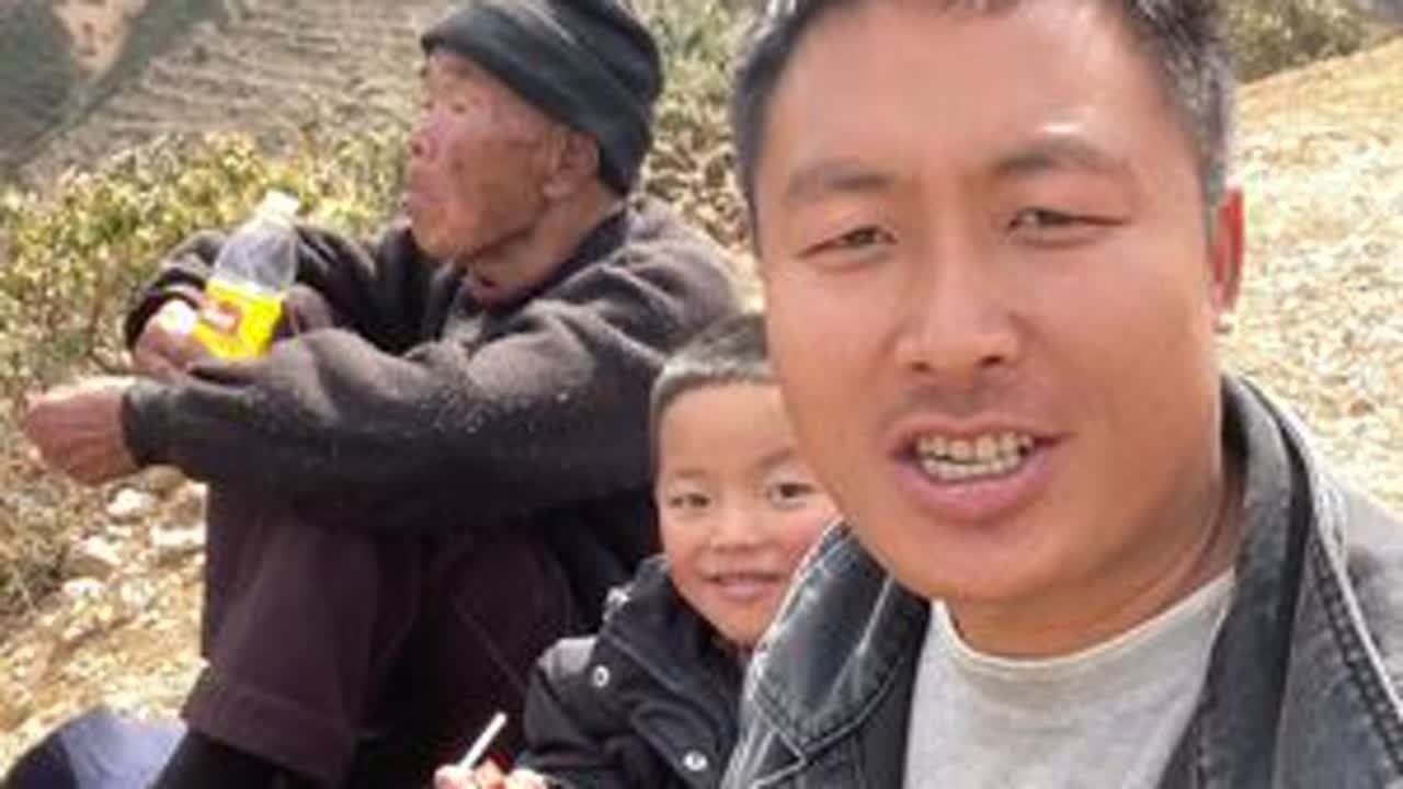 老爸年纪大了，天天在家怕他无聊。今天带爸爸在山上玩。让他感受一下他小时候放羊的快乐。#祝天下所有的父母健康长寿 #感谢那些默默给我点赞的人 #诺米