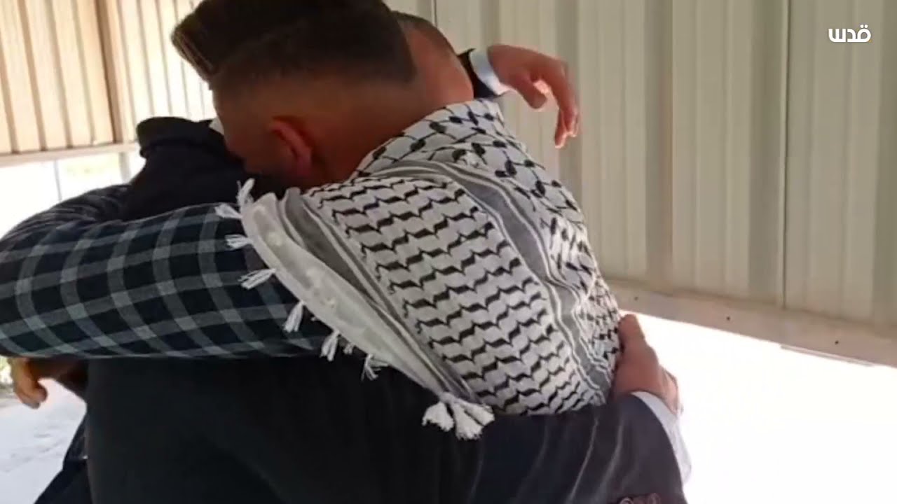 شاهد| لحظات مؤثرة من استقبال الأسير أكرم حامد الذي أفرج عنه بعد 17 عامًا في سجون الاحتلال.