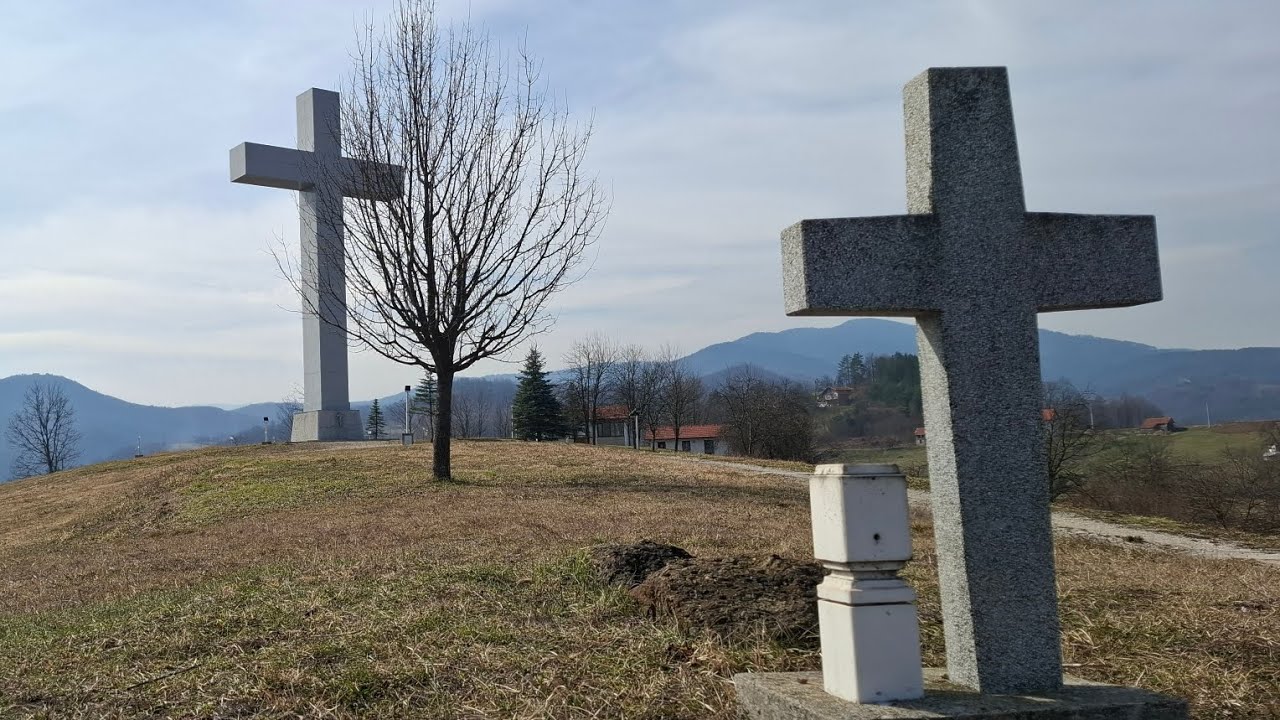 Križ mira, stečci i brdo u koje su ukopani Austro-Ugarski i hrvatski vojnici.