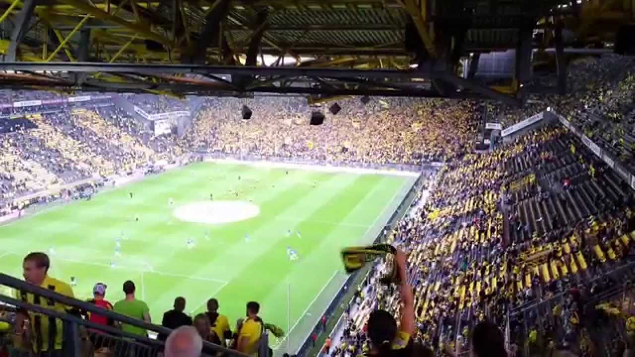 spelers van Borussia Dortmund en Eintracht Braunschweig komen het veld op om te warmlopen