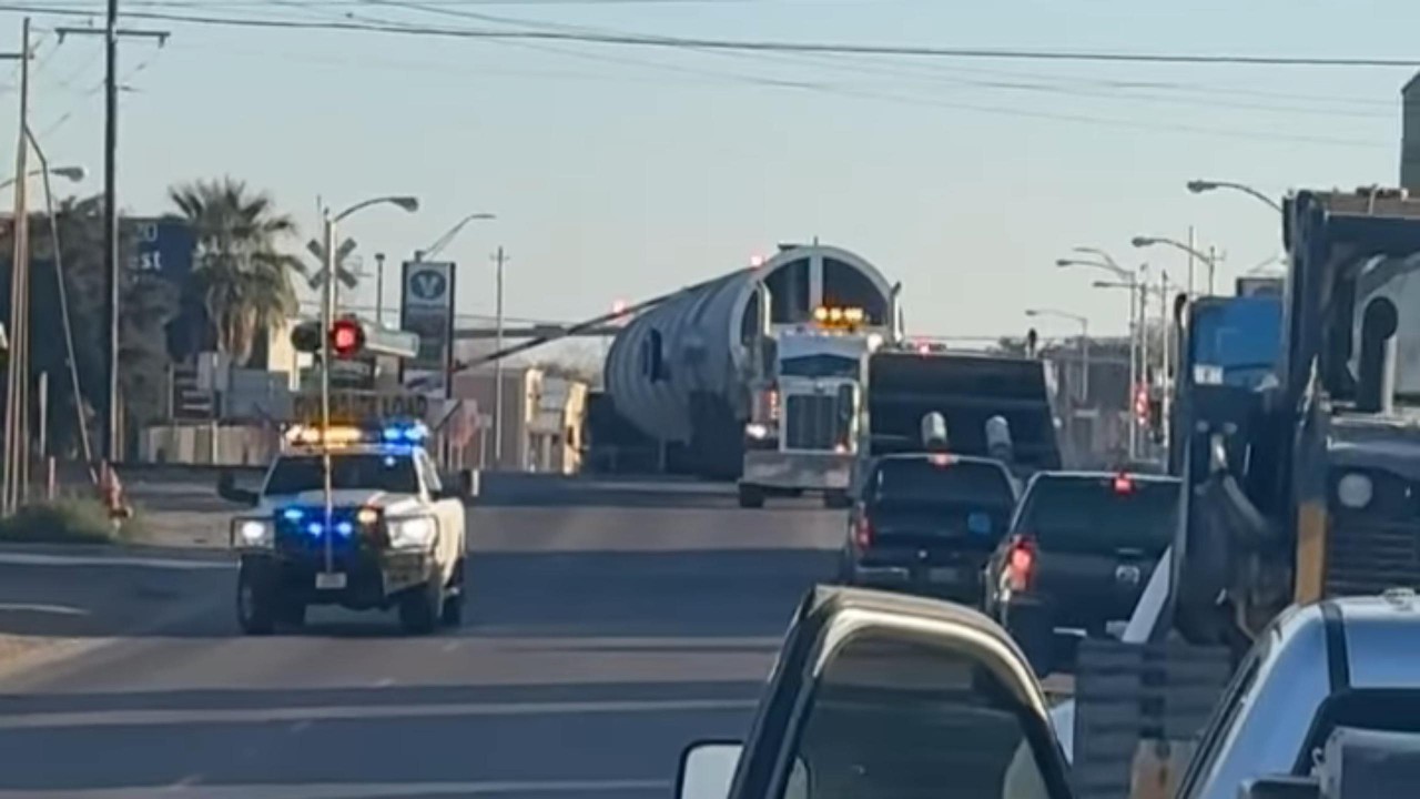 Столкновение поезда и полуприцепа в Пекосе, штат Техас