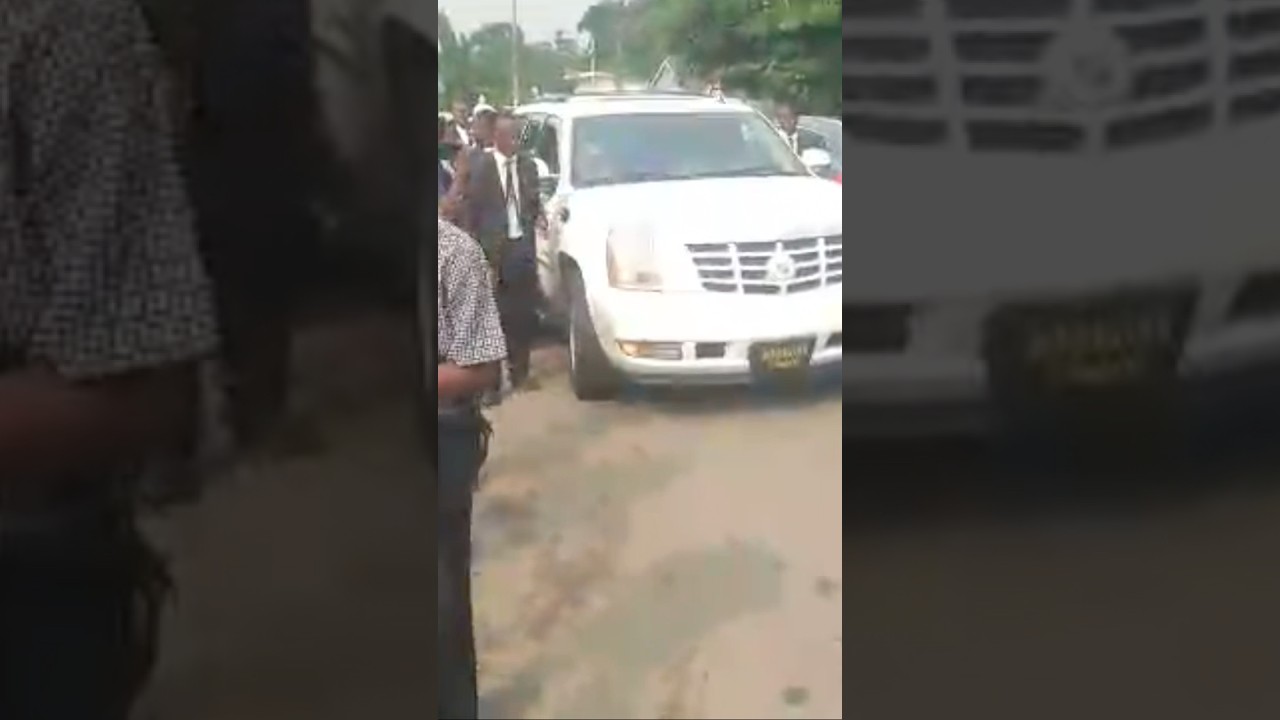 Тело Аллвелл Адемолы доставляют на кладбище, пусть ее душа покоится в мире.
