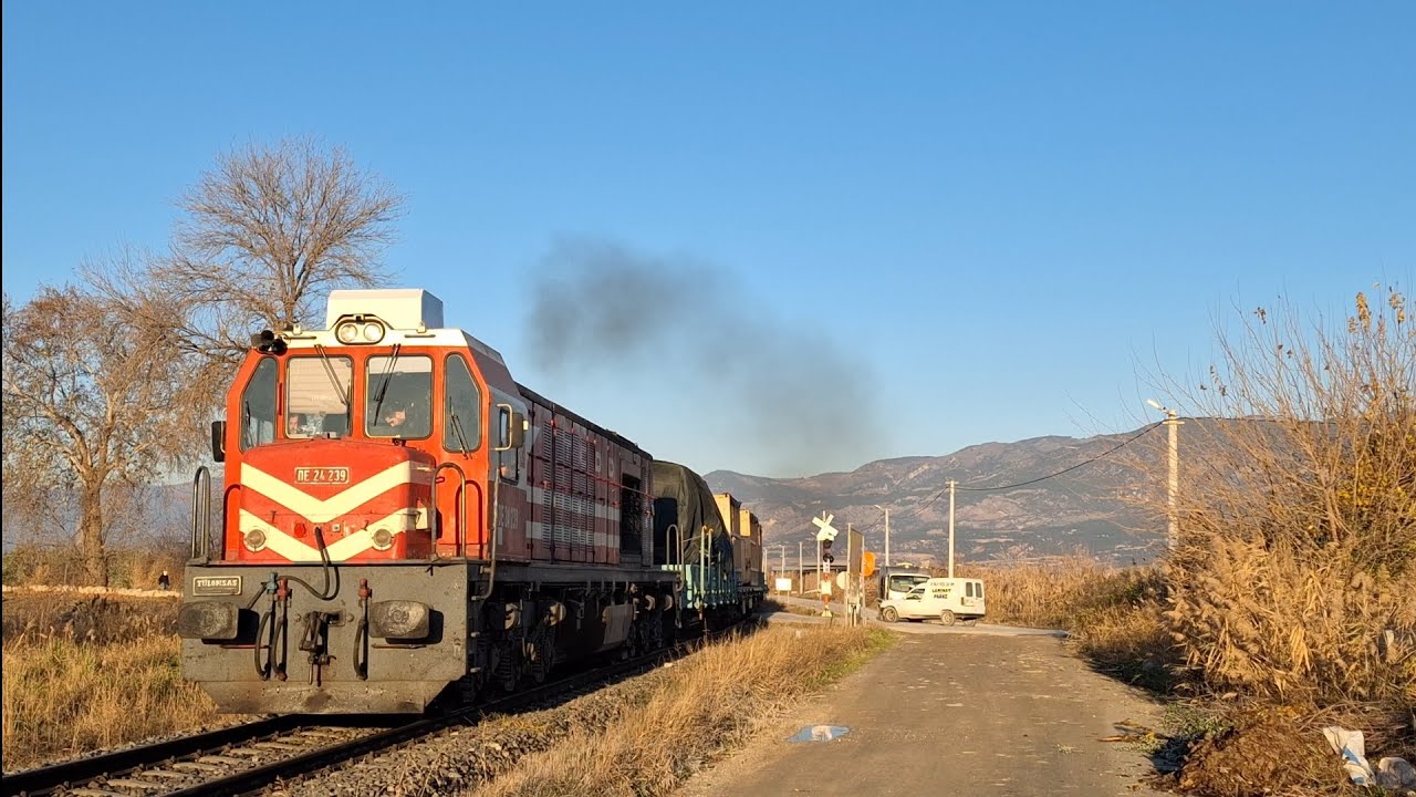 TCDD DE 24000 YÜK TRENİ YIRTARAK VE DUMAN ATARAK GEÇİYOR. EFSANEVİ MOTOR SESİYLE. DE 24239