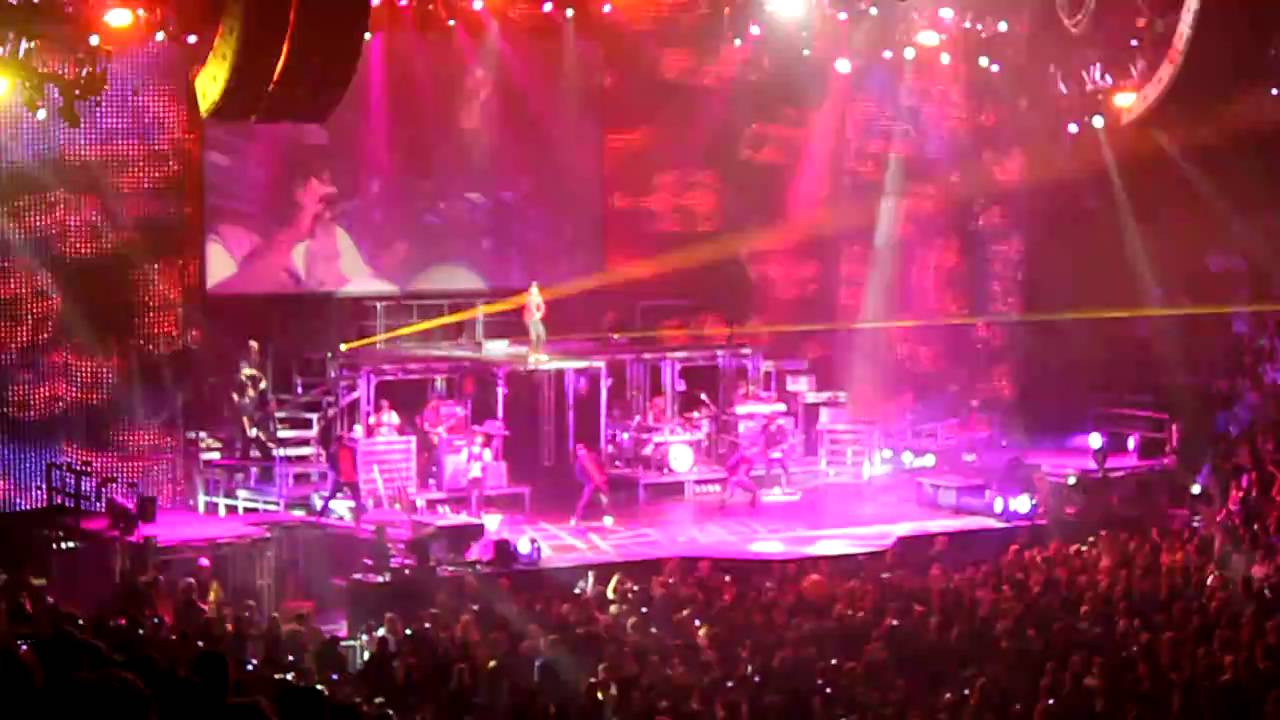 Justin Bieber - Baby - Finale song Live in Vancouver Oct 19 2010