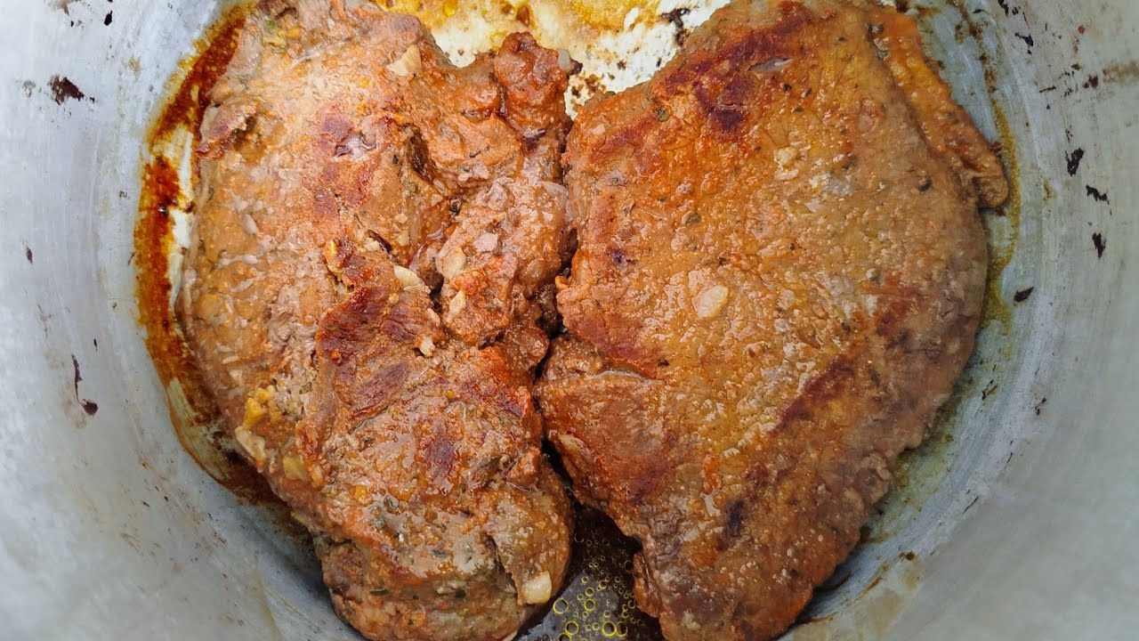 Carne assada na panela de pressão e na manteiga derrete na boca de tão gostosa!!